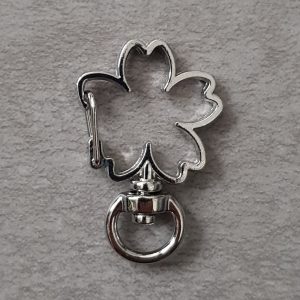 Karabiner Kleeblatt / Blüte silberfarben