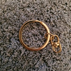 Schlüsselring rund hellgoldfarben mit Anhänger